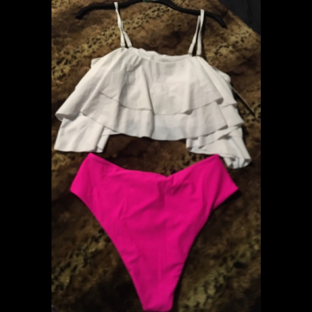 Flattering 2-Pc Medium Fluttering Top Pink Bottoms
